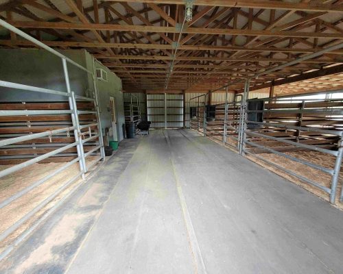 macon-40-barn-inside macon-40-barn-inside